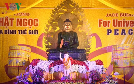 Cérémonie d’accueil de la statue de Bouddha à Quang Ninh - ảnh 1